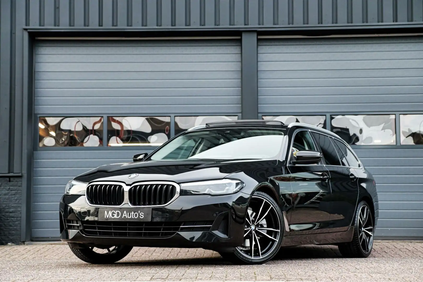 BMW 520 5-serie Touring 520i Executive /LED/PANODAK/STOELV Zwart - 1