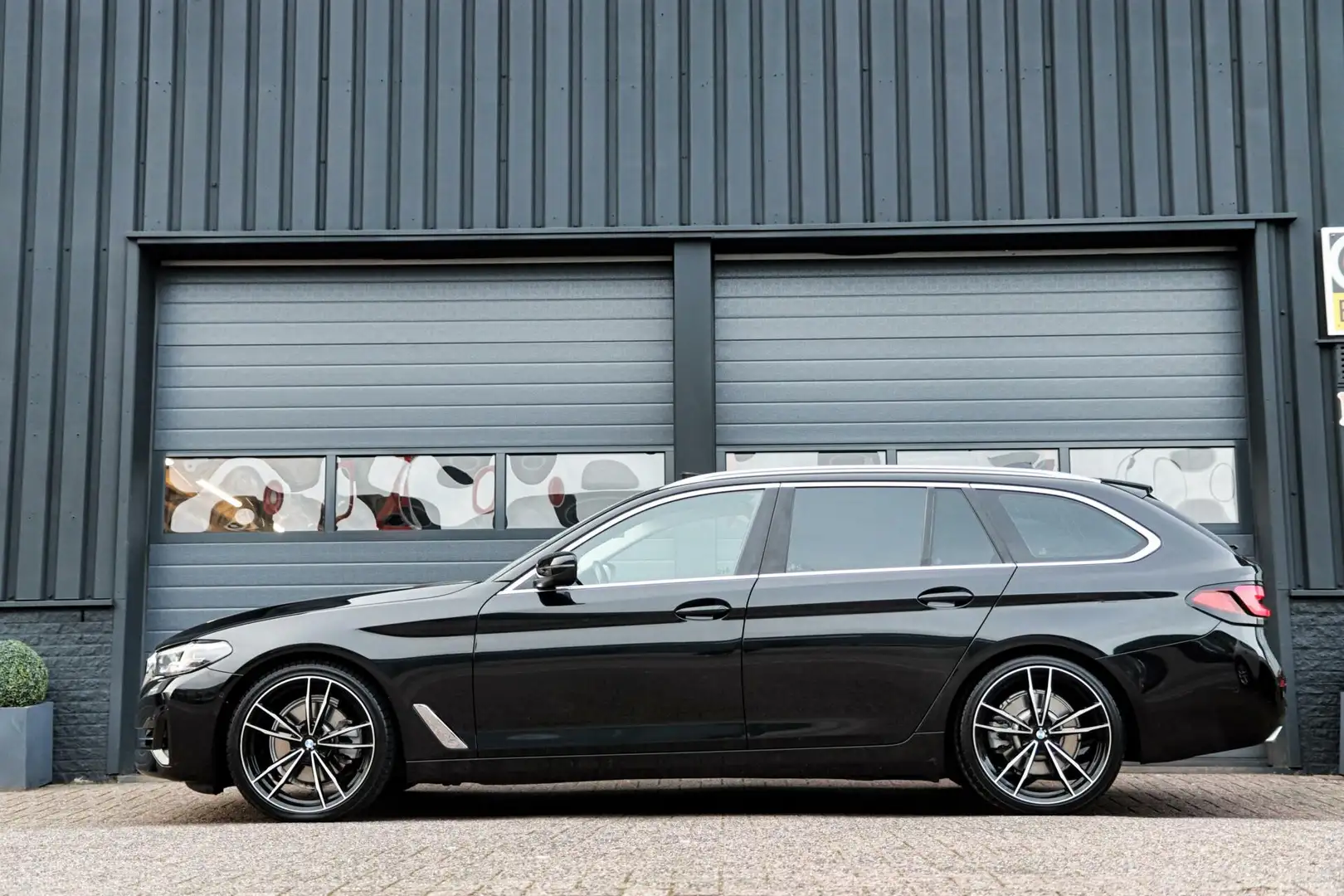 BMW 520 5-serie Touring 520i Executive /LED/PANODAK/STOELV Zwart - 2