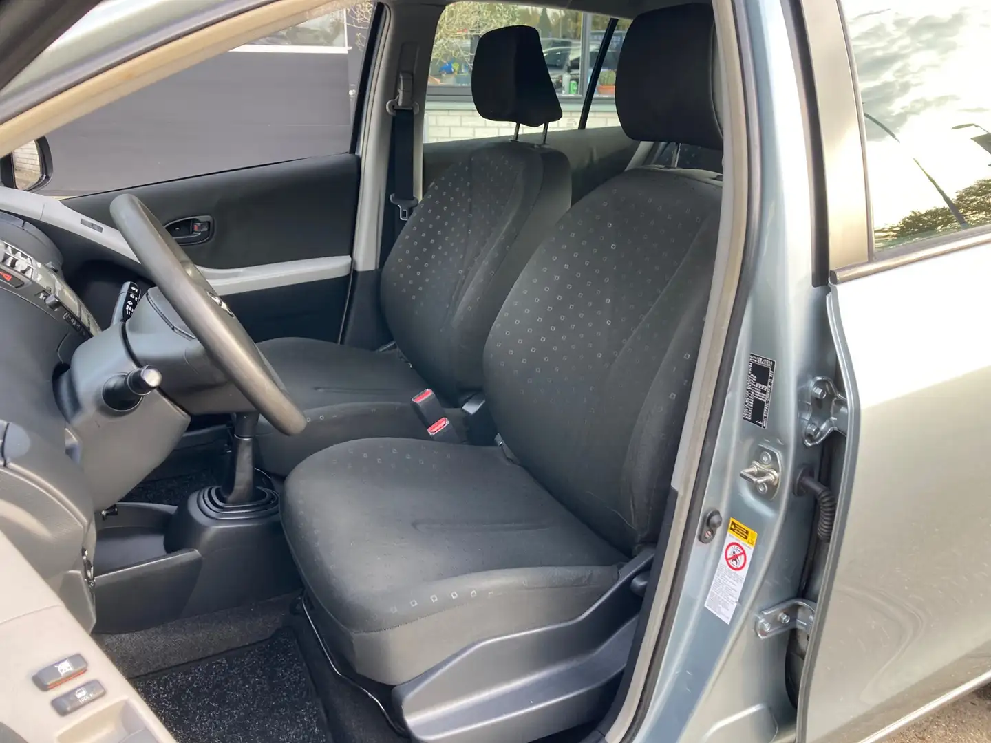 Toyota Yaris 1.3 VVTi Terra 130.000 km/5 deurs/airco Grijs - 2