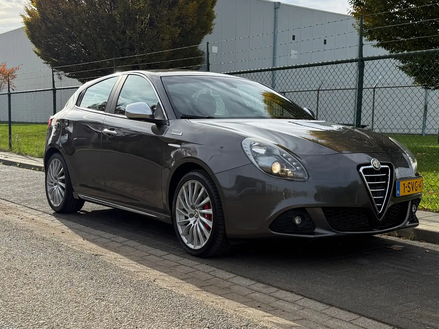 Alfa Romeo Giulietta 1.4 T Business Automaat 170 pk Executive 1ste eige Grijs - 2
