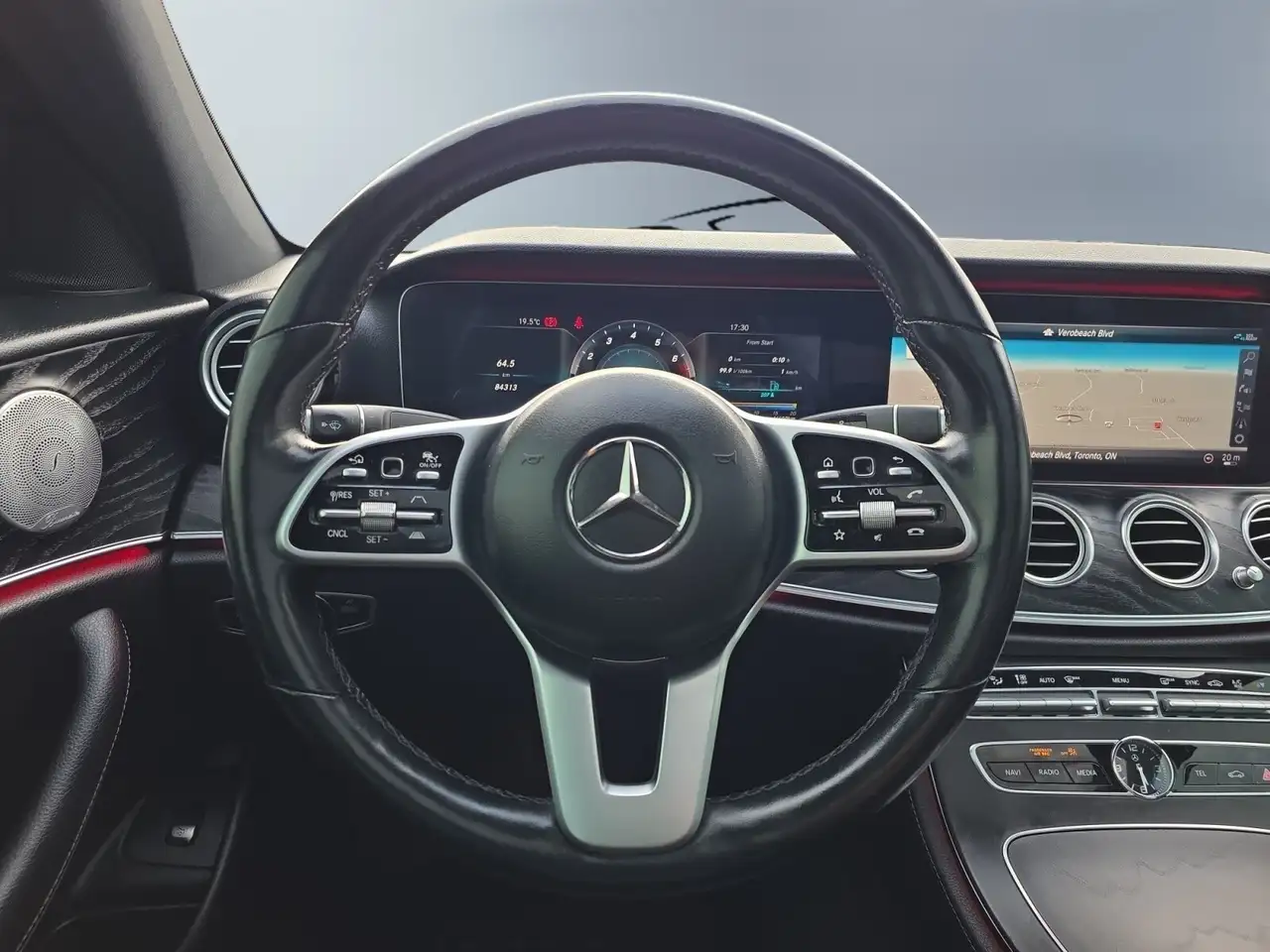 Mercedes-Benz E-Class снимка Mercedes-Benz E-Class