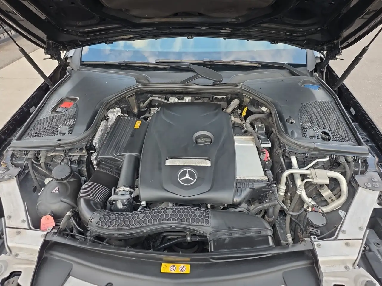 Mercedes-Benz E-Class снимка Mercedes-Benz E-Class