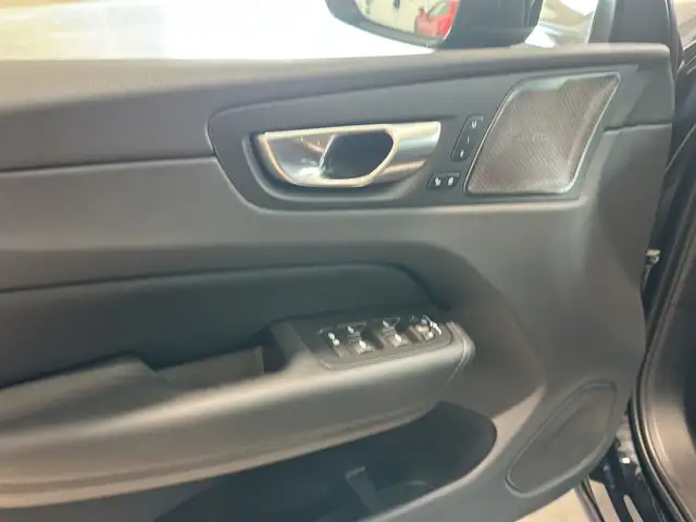 Volvo XC60 view 9