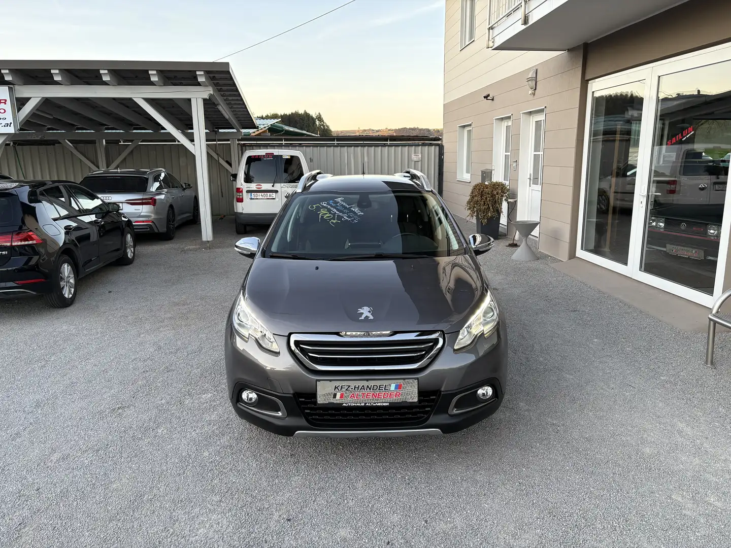 Peugeot 2008 1,2 VTi Allure *1.BESITZ*TEMP*KLIMA*PICKERL NEU* Schwarz - 2
