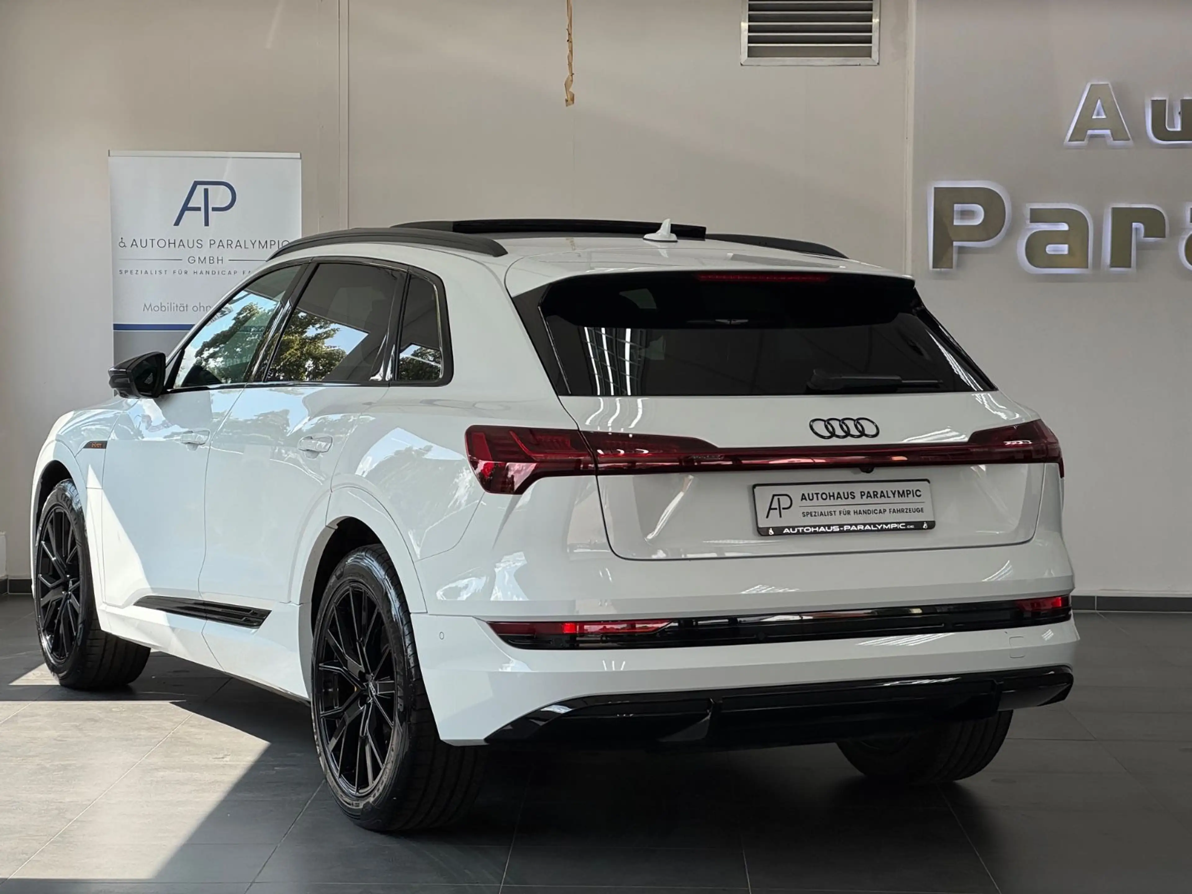 Audi e-tron 55 quattro S line Black Ed PANO 96,3% — photo 4
