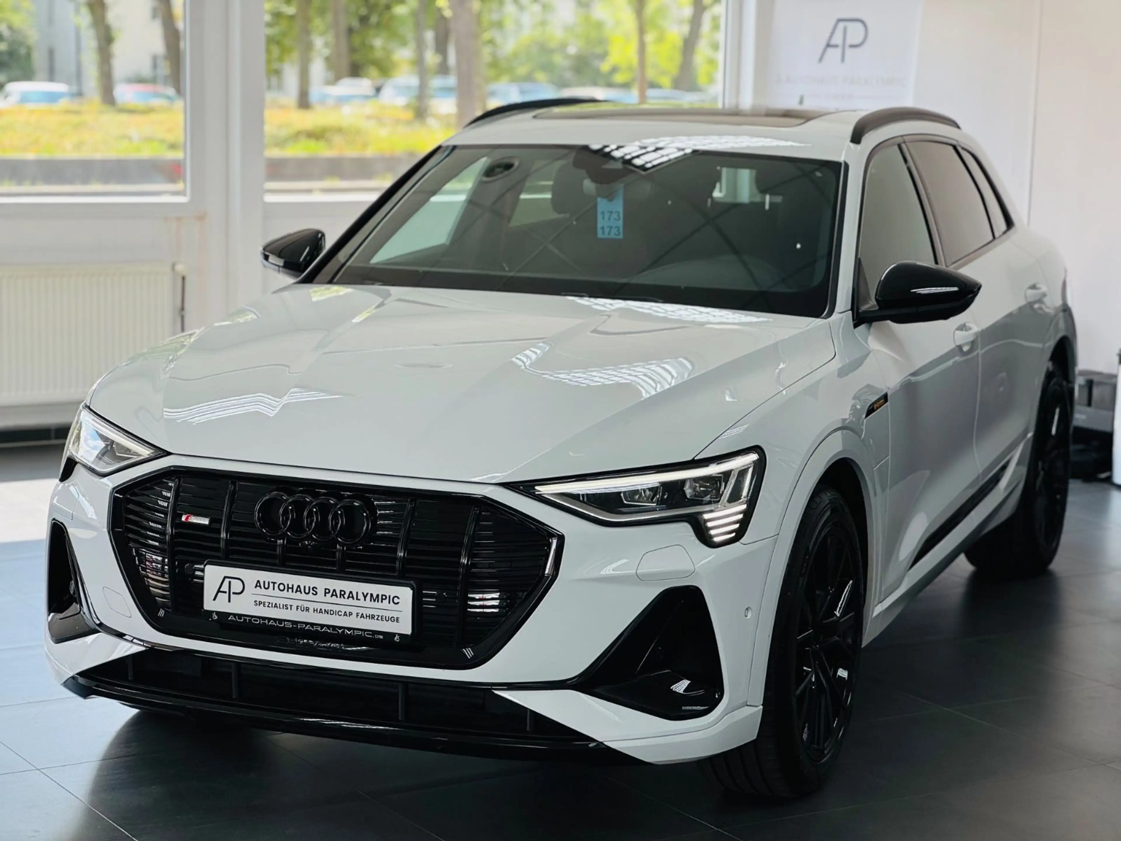 Audi e-tron 55 quattro S line Black Ed PANO 96,3% — photo 3