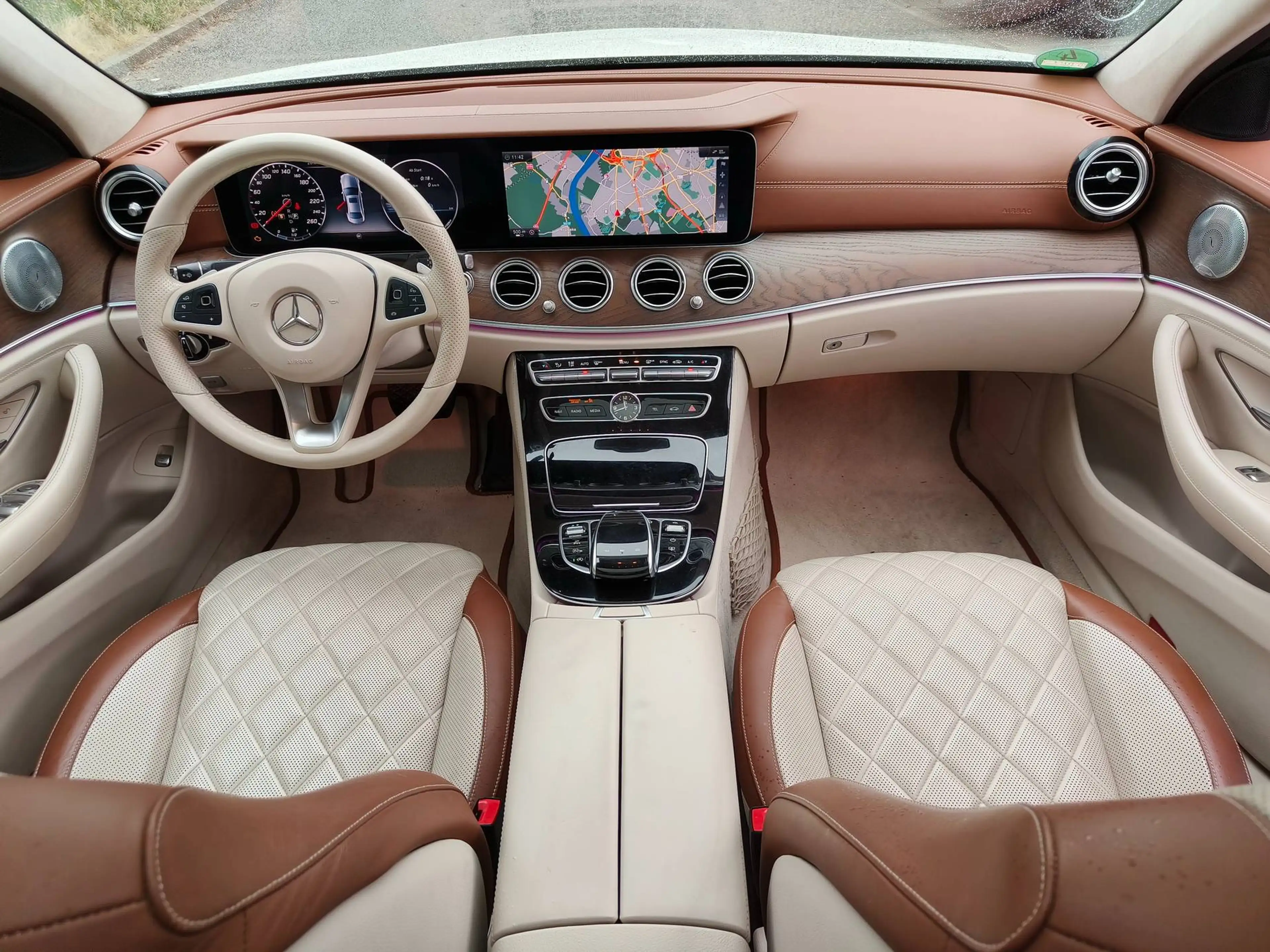 Mercedes-Benz E 250 AMG Designo Pano/ACC/Memo/HUD/Burmester/Rollos/Keylessgo/360/Carplay/Klima seats/Night/