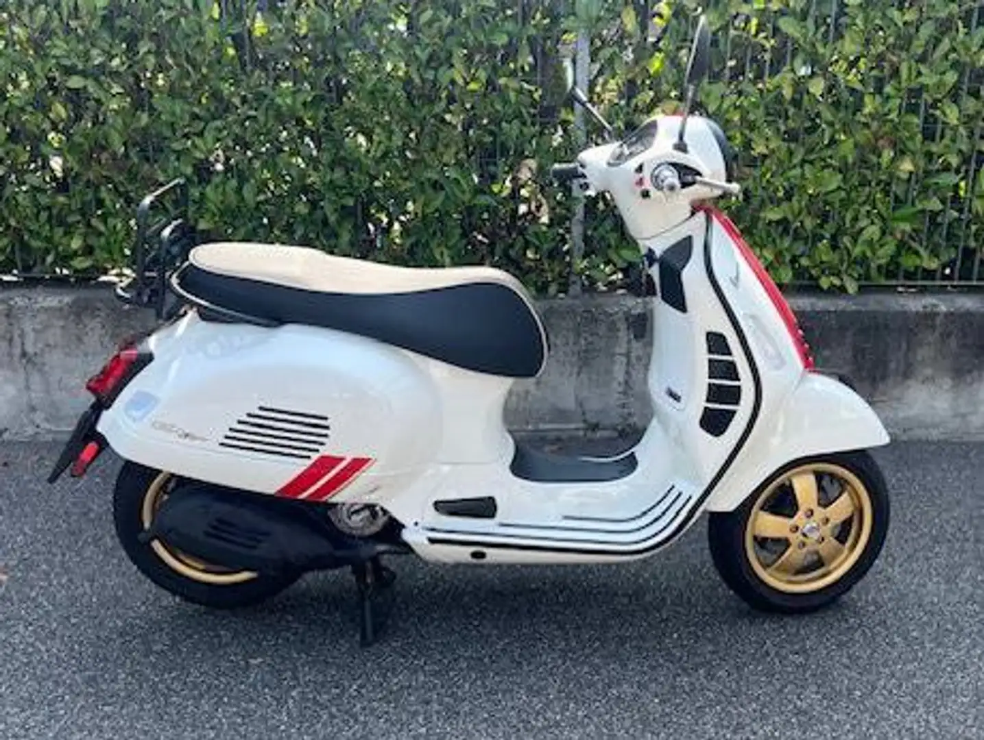 Piaggio GTS 300 Rancing Sixties Bianco - 1