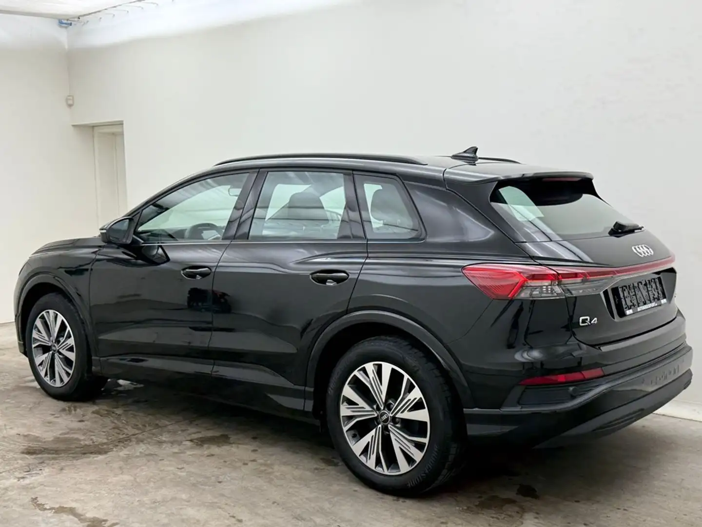 Audi Q4 e-tron 35 E TRON Leder GPS Dig.Airco Verw.Zetels Alu Zwart - 2