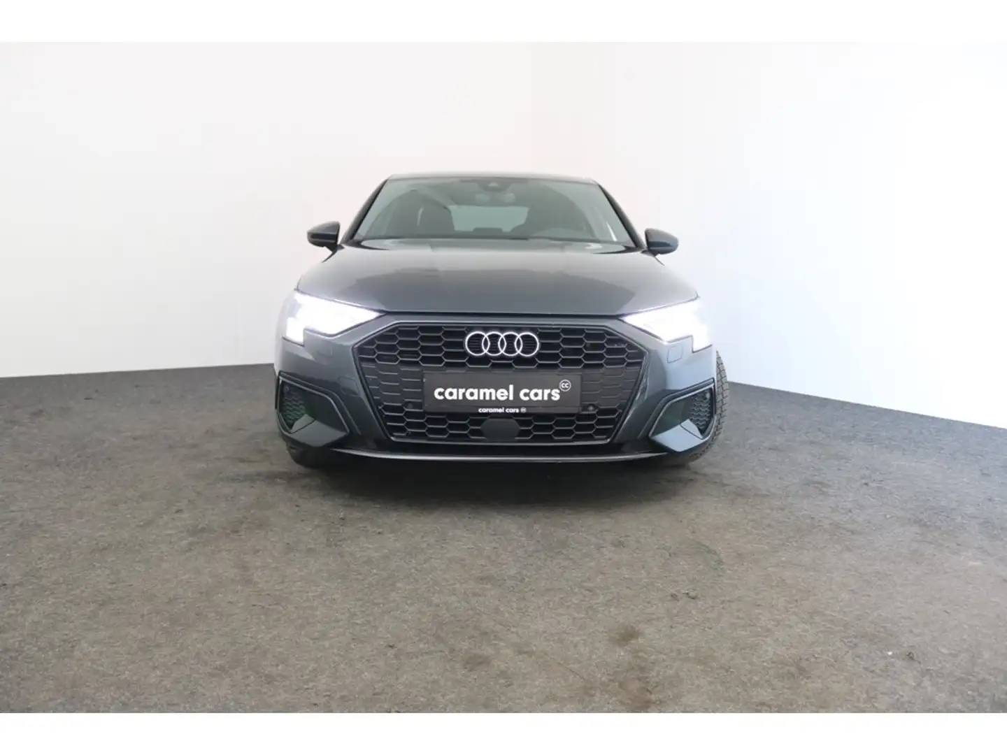 Audi A3 1.5 TFSI SEDAN AUTOMAAT *DAB*CARPLAY*CAMERA+SENSOR Grijs - 2