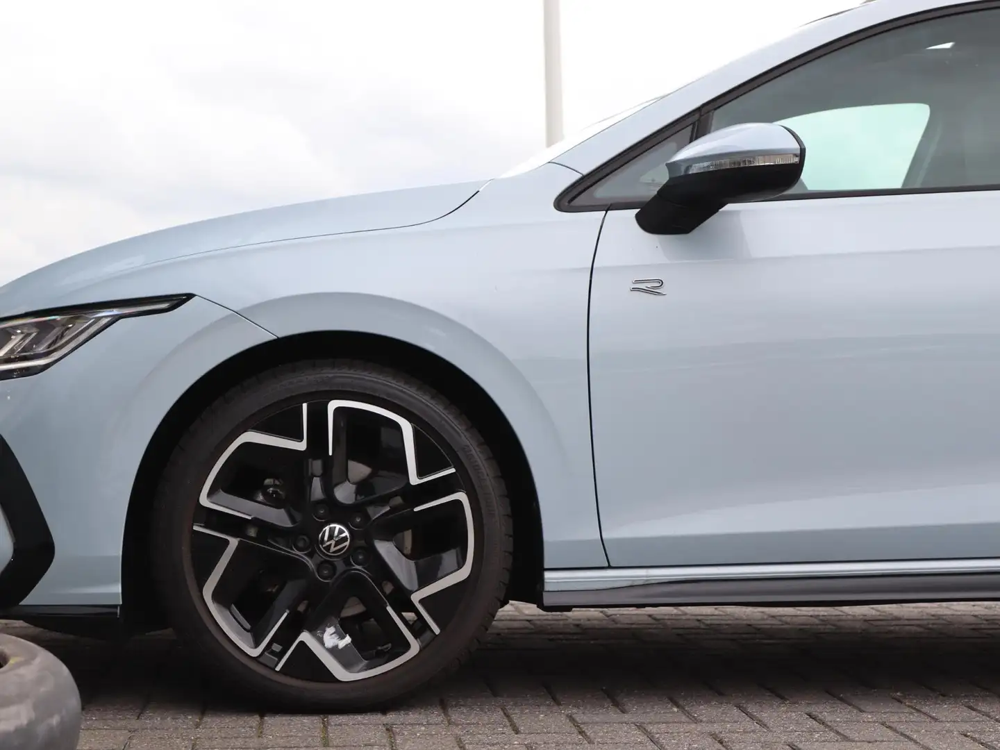 Volkswagen Golf 1.5 eTSI 150 pk DSG R-Line Edition | Panoramadak | Blauw - 2