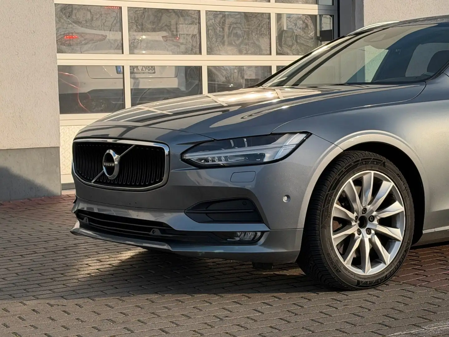 Volvo V90 D5 Kombi Mom AWD*EPH*RFK*AUT Grau - 2