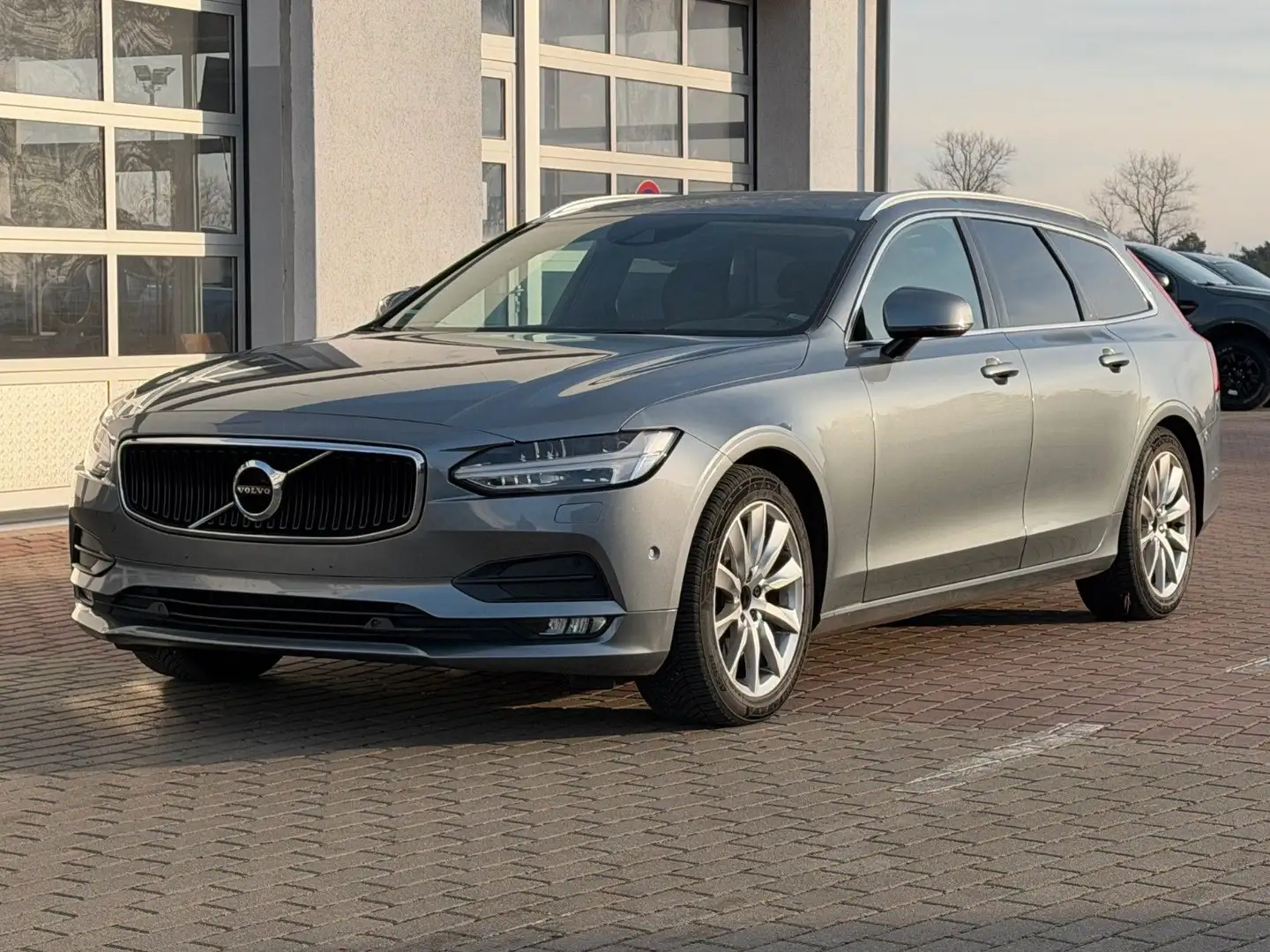 Volvo V90 D5 Kombi Mom AWD*EPH*RFK*AUT Grau - 1