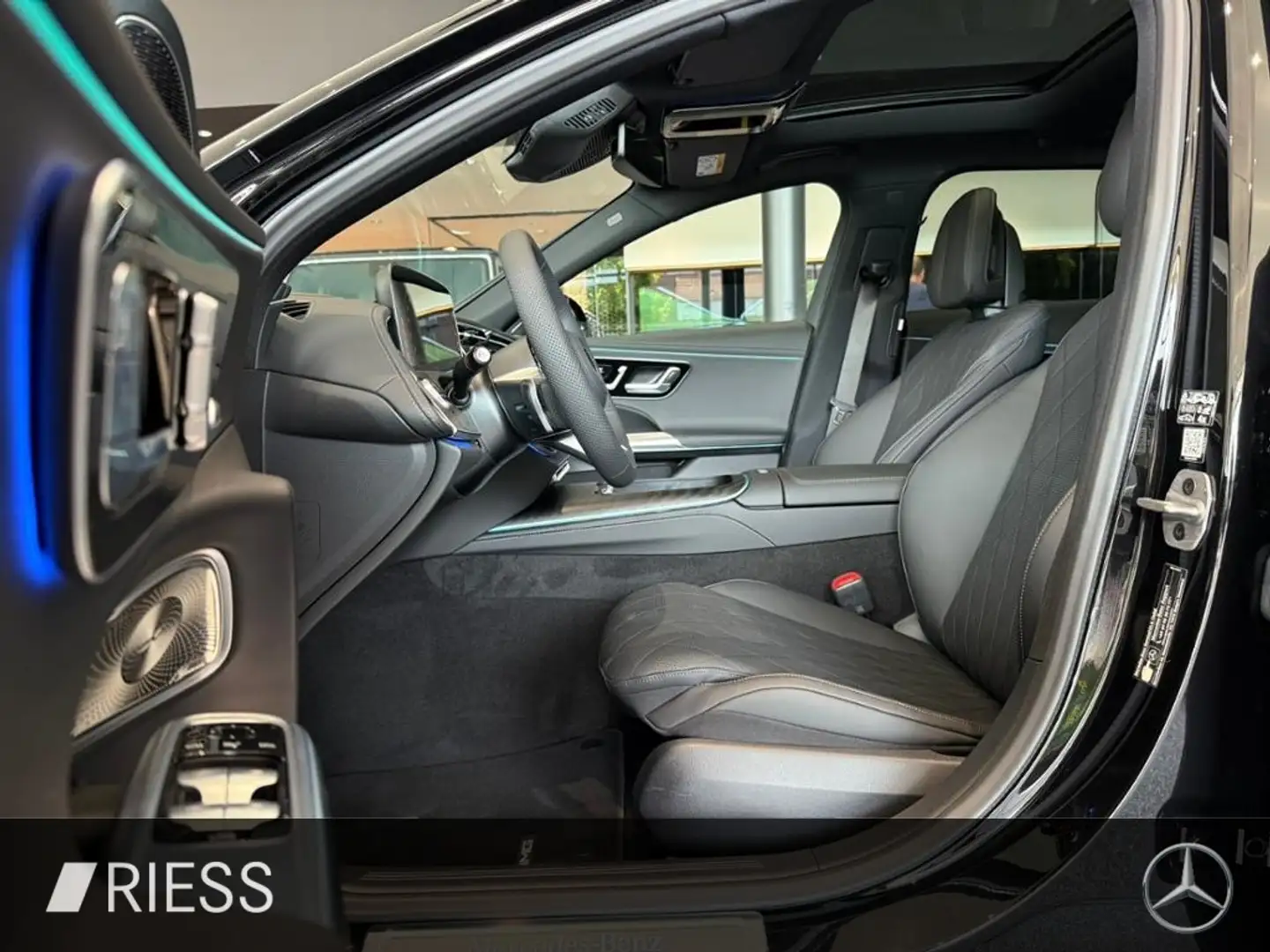 Mercedes-Benz E 450 d T 4M AMG+PANO+AHK+STDHZG+HUD+DISTR+AIRM+ Schwarz - 2