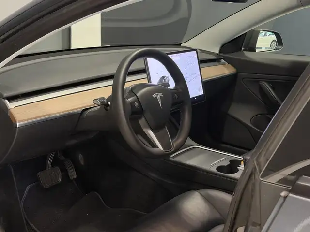 Tesla Model 3 view 6