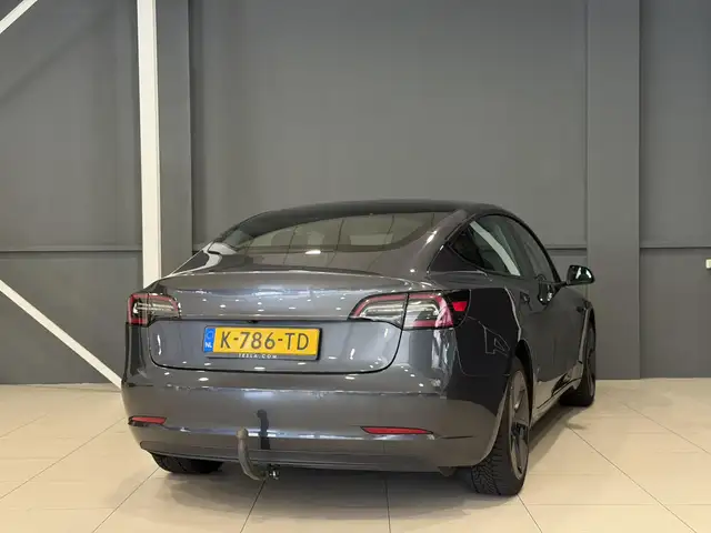 Tesla Model 3 view 4