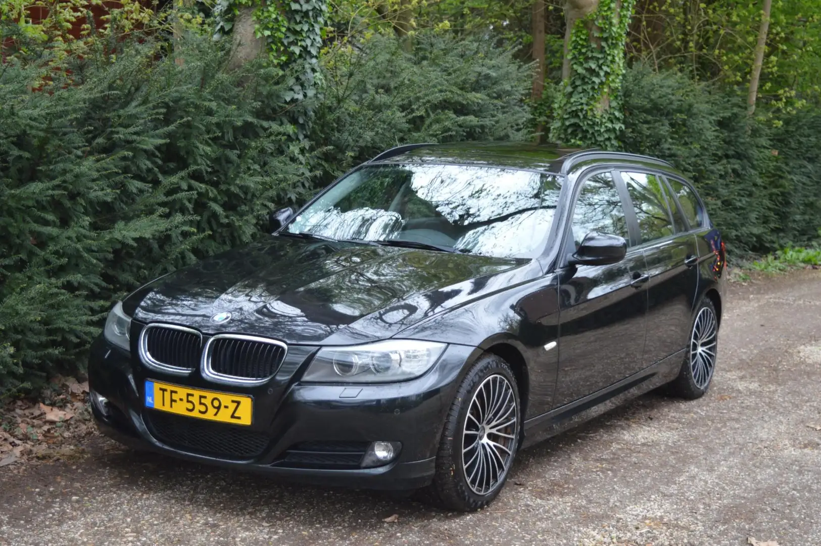 BMW 318 3-serie Touring 318i High Exe panoramadak/stoelver Zwart - 2