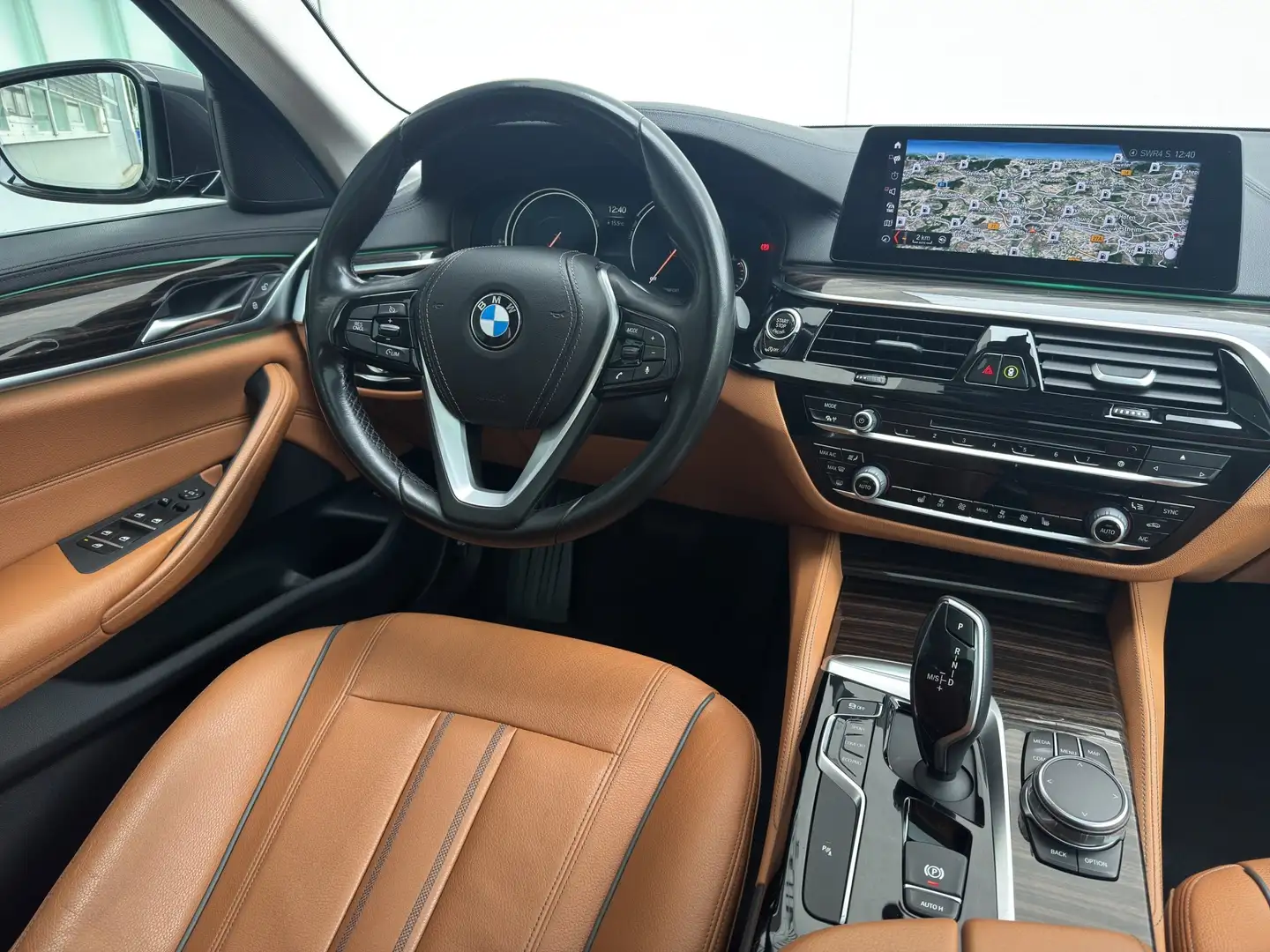 BMW 530 d Lim Luxury Line LED Navi HUD DrivA PDC SHZ Grau - 2