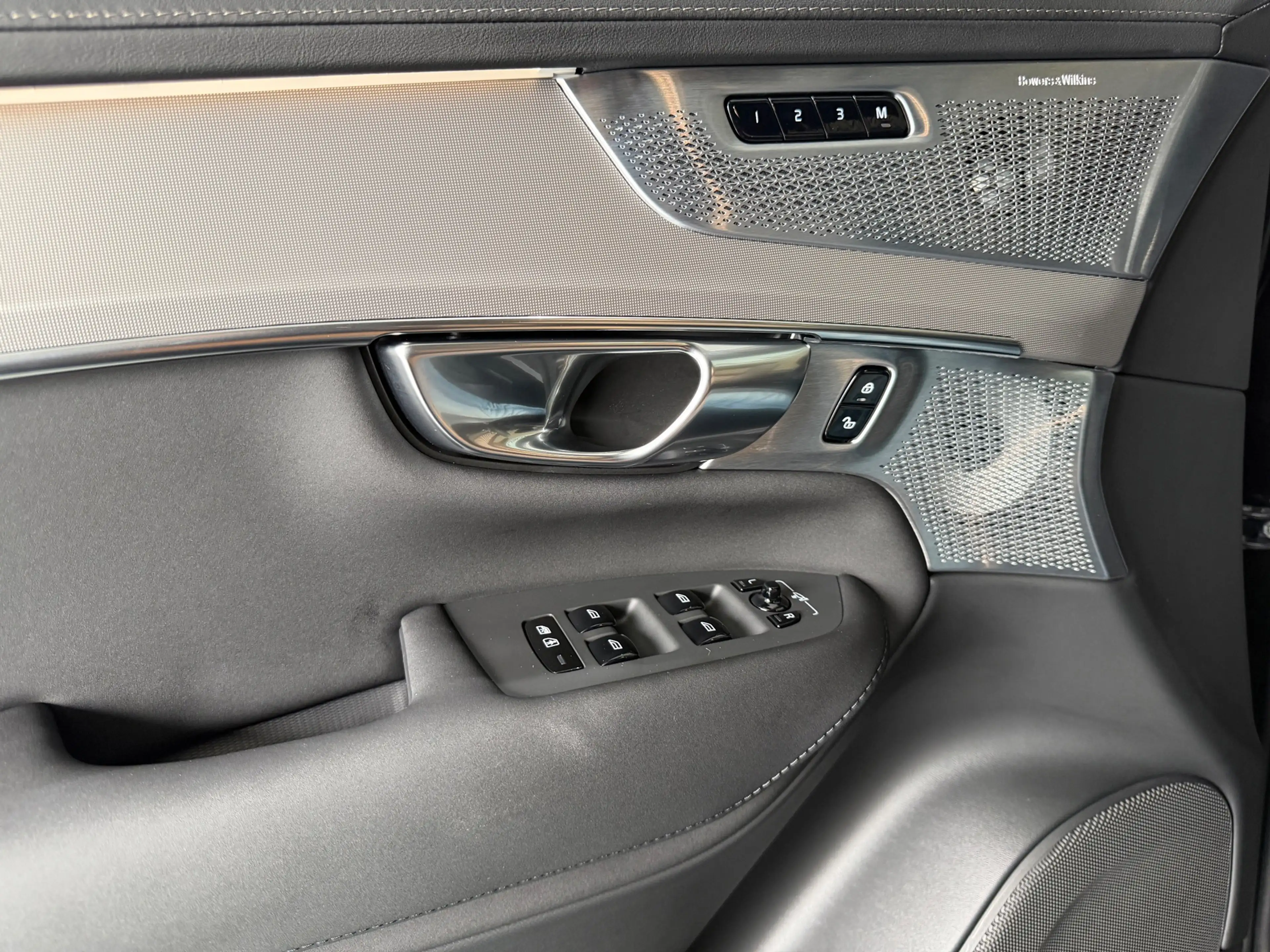 Volvo XC90 2.0 T8 Plug-in hybrid AWD Ultra Black Edition 455 — photo 33