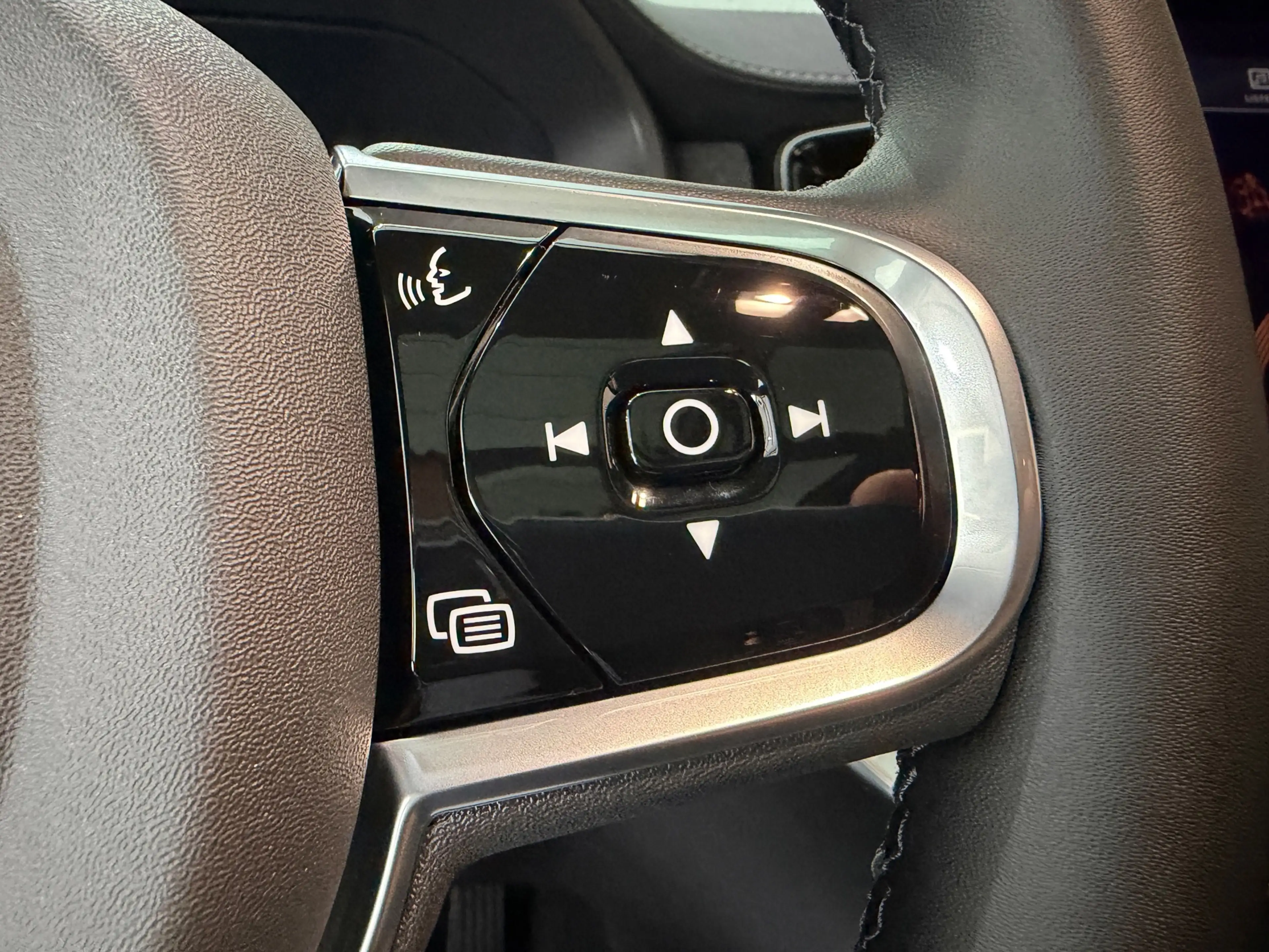 Volvo XC90 2.0 T8 Plug-in hybrid AWD Ultra Black Edition 455 — photo 27