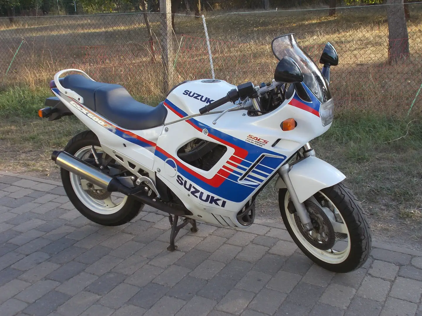 Suzuki GSX 600 F Typ GN 72 A Bílá - 1
