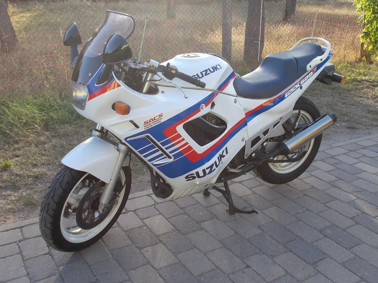 Suzuki GSX 600 F Typ GN 72 A Bílá - 2