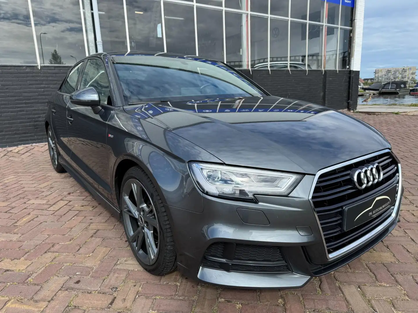 Audi A3 Limousine 1.0 TFSI Sport S-Line Edition Grijs - 2