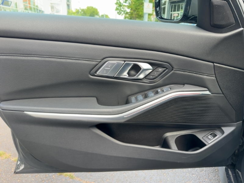 BMW 330 i xDrive Limousine Sportpaket HUD StandHZG Navi Le — photo 12