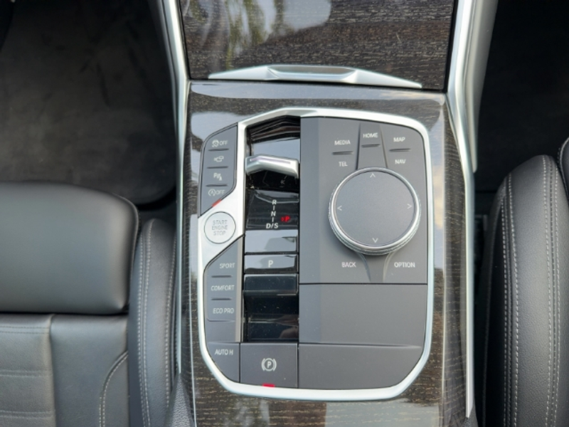 BMW 330 i xDrive Limousine Sportpaket HUD StandHZG Navi Le — photo 11