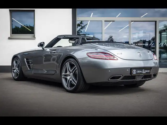 Mercedes-Benz SLS view 3