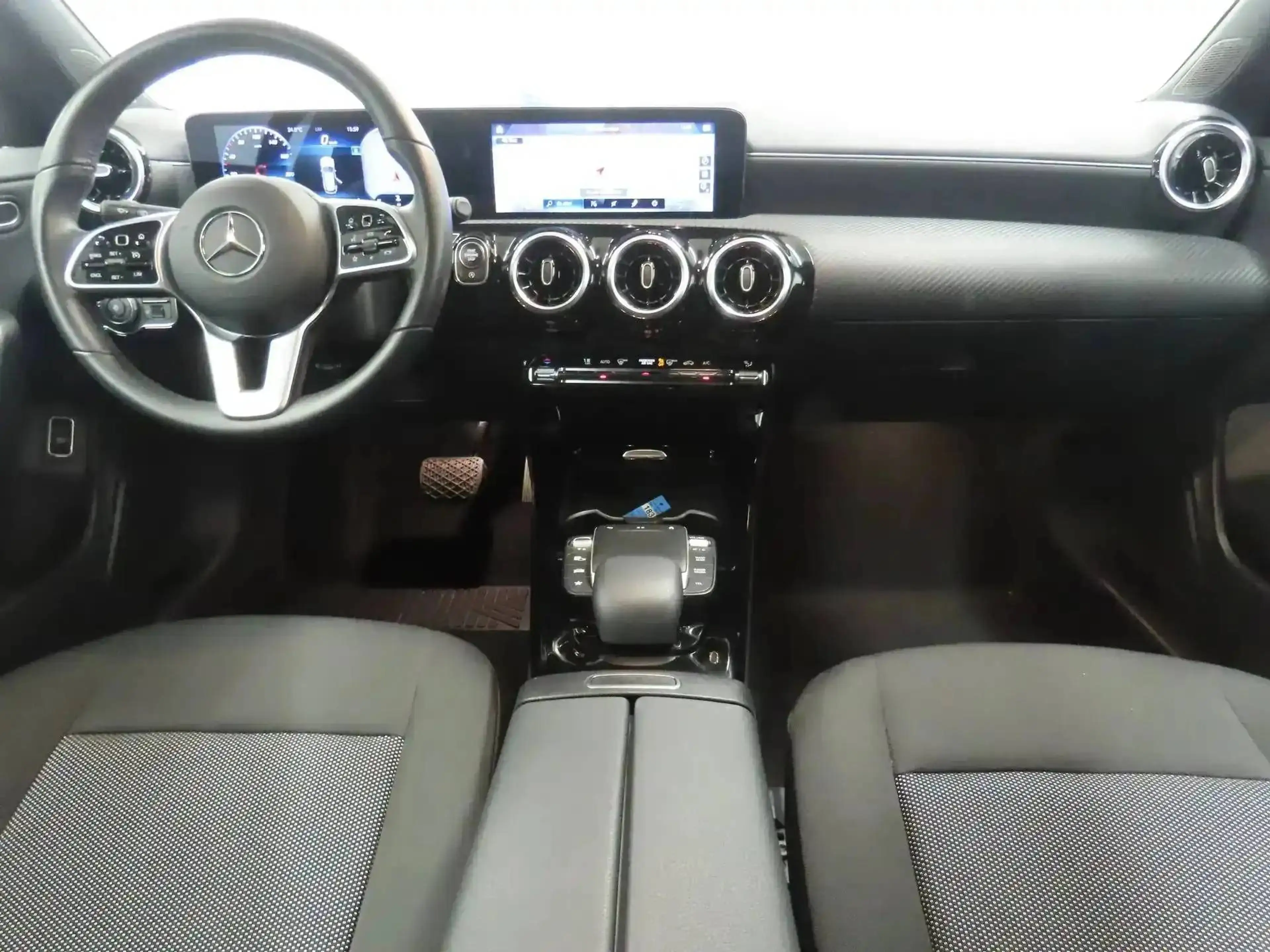 Mercedes-Benz CLA 180 d ShootingBrake 7GTRONIC **FULL LED-CRUISE-NAVI** — photo 6