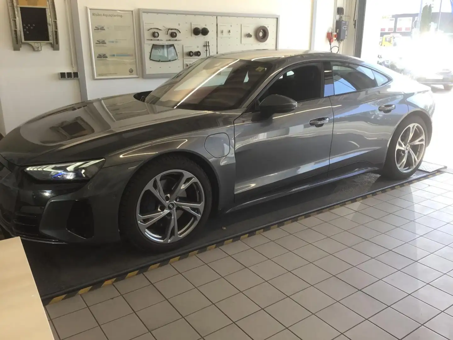 Audi e-tron GT Quattro |Matrix|Luft|Pano|ACC|WPumpe Grau - 2