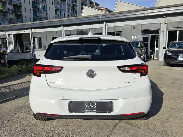 Opel Astra view 4
