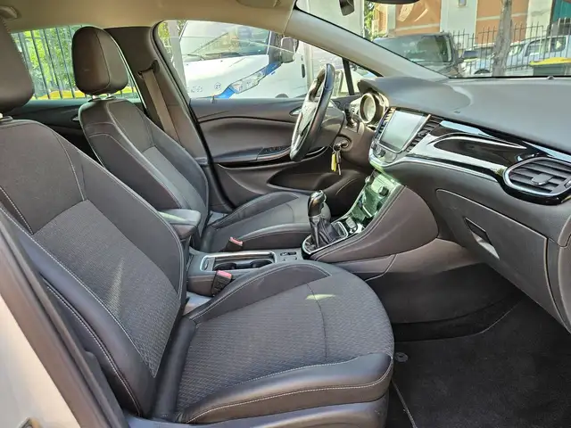 Opel Astra view 11