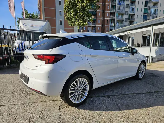 Opel Astra view 3