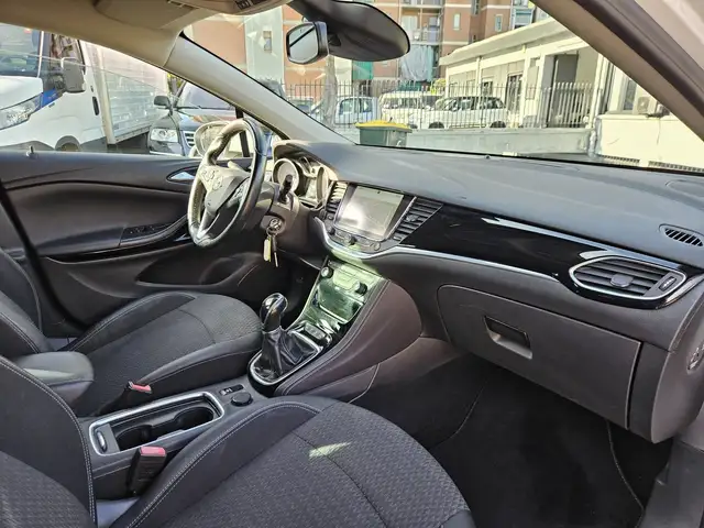 Opel Astra view 10