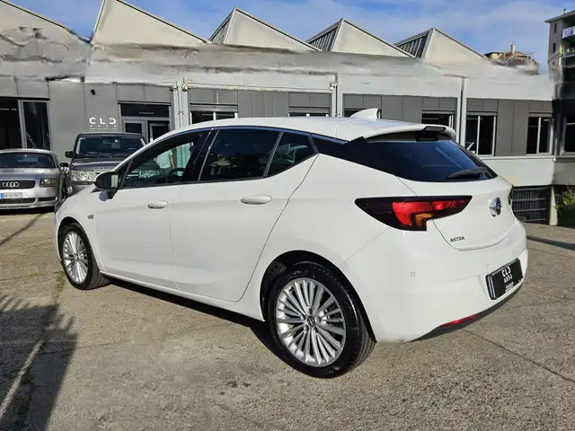 Opel Astra view 5