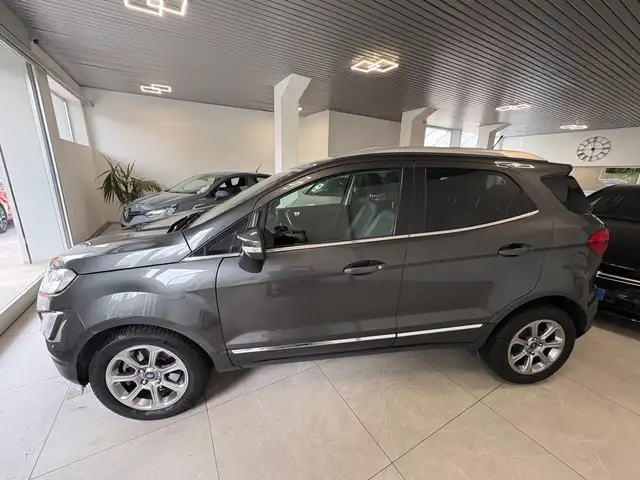 Ford EcoSport view 3