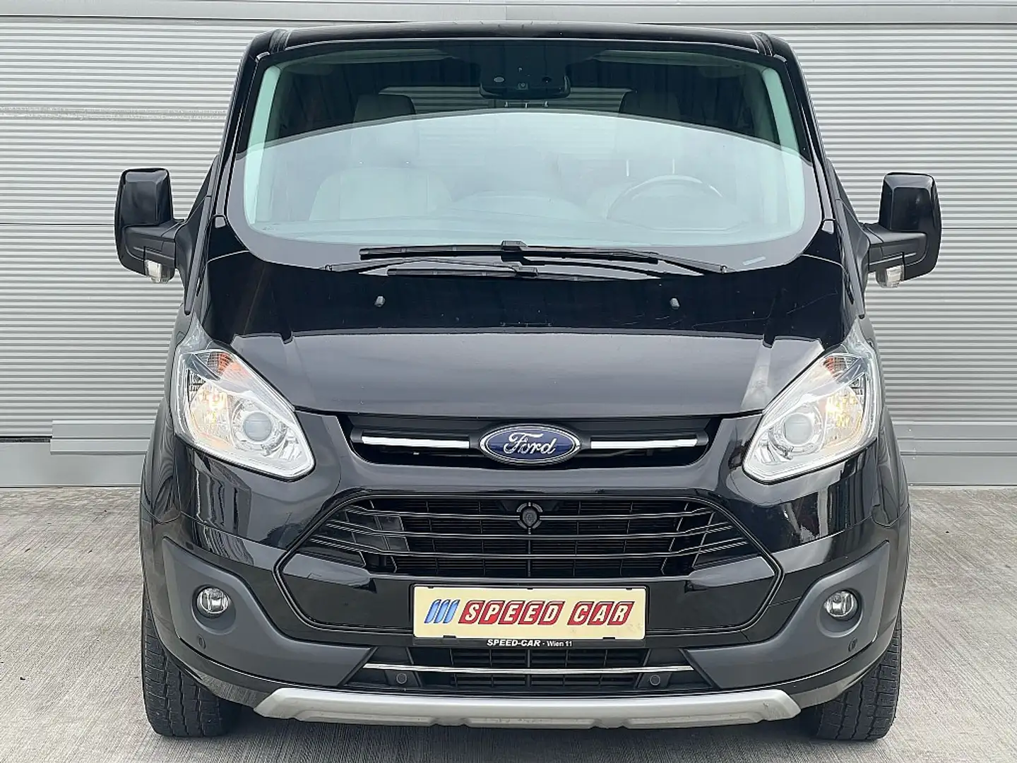 Ford Tourneo Custom L2H1 Titanium 2,0 TDCi Aut. Zwart - 1