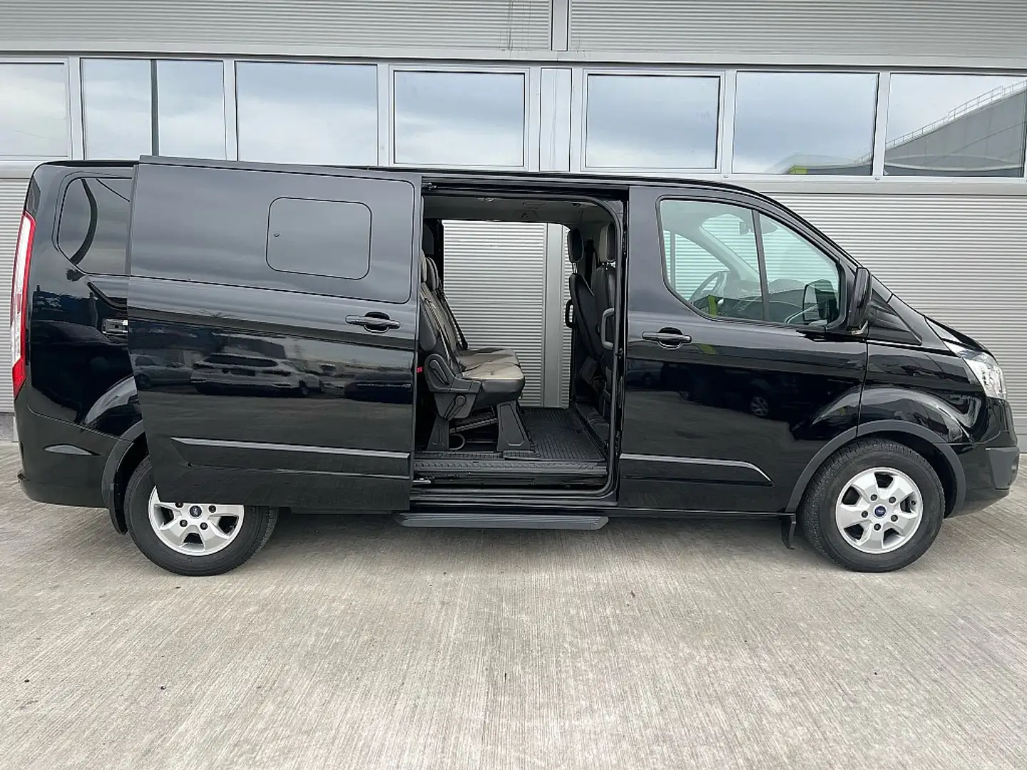 Ford Tourneo Custom L2H1 Titanium 2,0 TDCi Aut. Zwart - 2