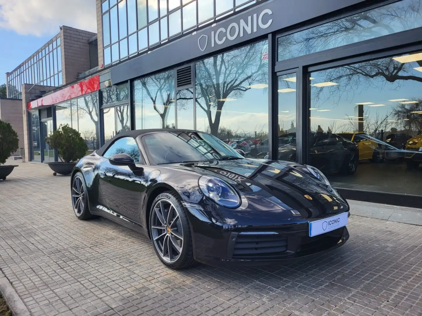Porsche 992 Carrera Cabriolet PDK Schwarz - 2