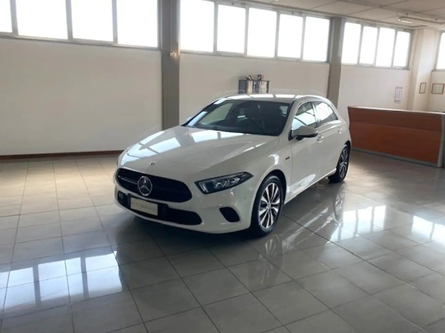 Mercedes-Benz A 250 A 250 e eq-power Business Extra auto  E6 D Weiß - 1