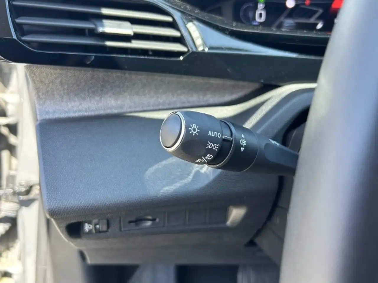 Peugeot 308 SW 1.5 BlueHDI 130 Allure — photo 9