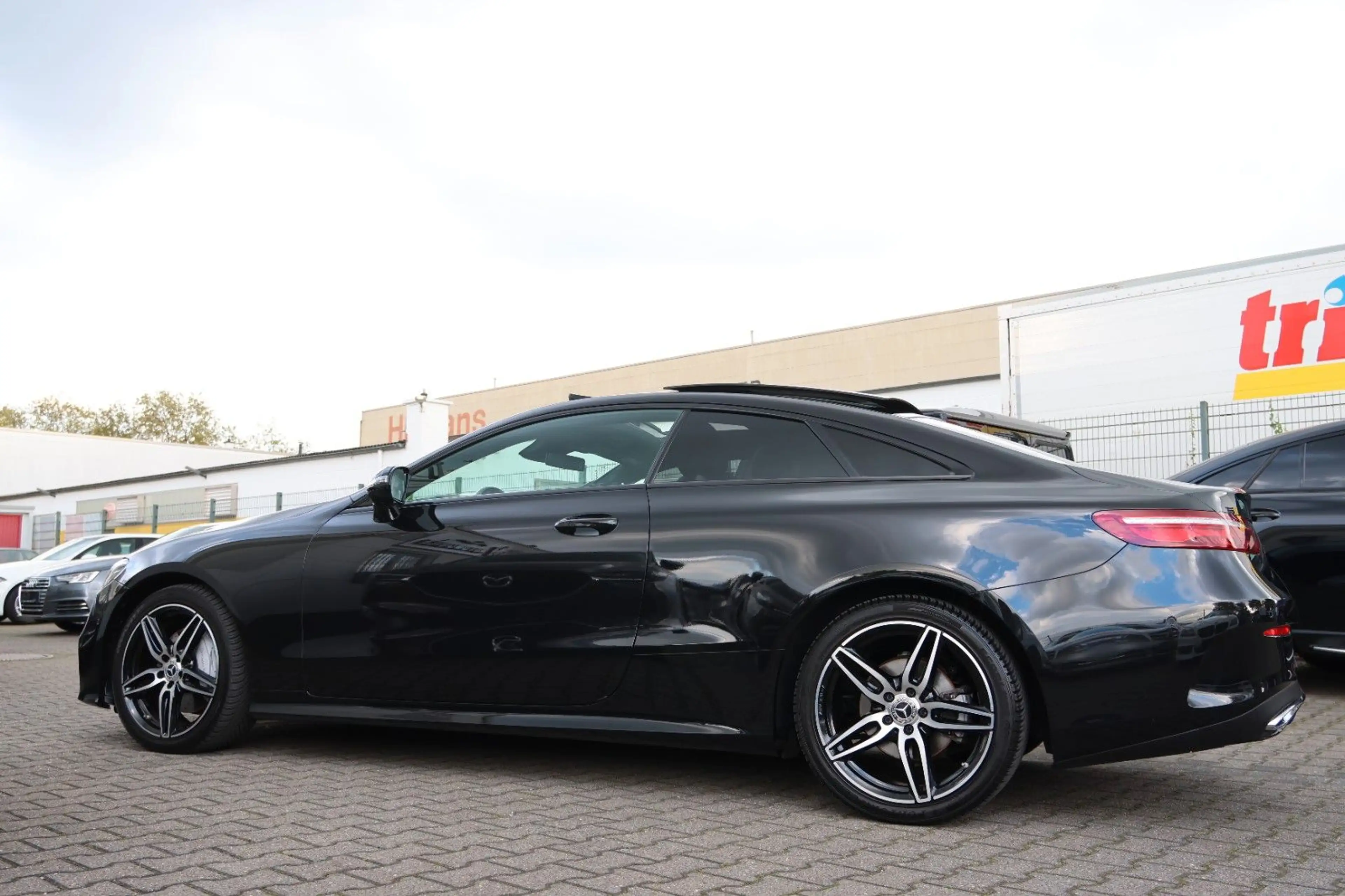 Mercedes-Benz E 220 d COUPE *AMG PAKET*PANO*LED*RKAM*LEDER* — photo 5