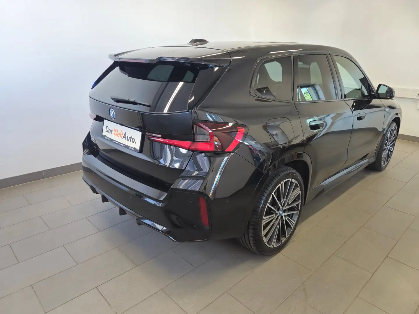 BMW iX1 BMW iX1 xDrive30 64,7kWh Schwarz - 2
