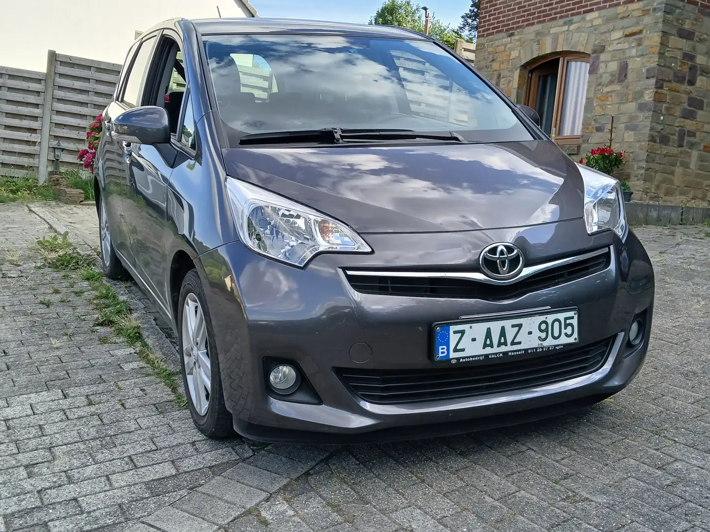 Toyota Verso-S Verso S 1.33 VVT-i Skyview Grijs - 2