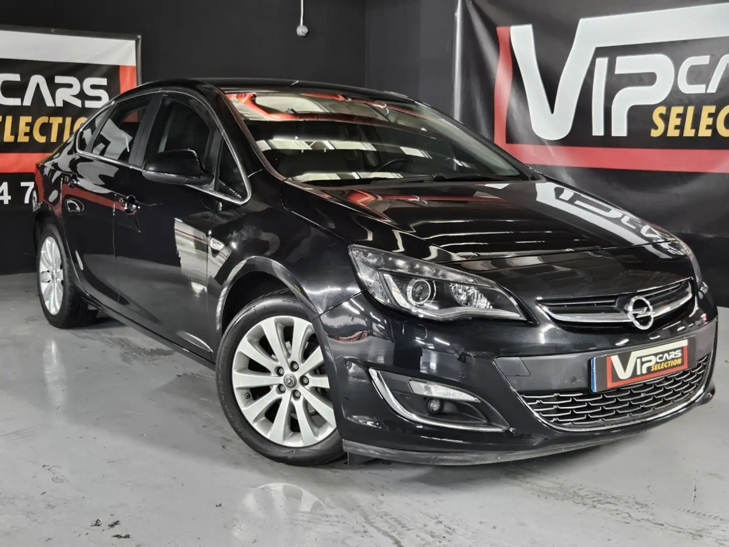 Opel Astra Berlina Automático de 5 Puertas Negro - 1