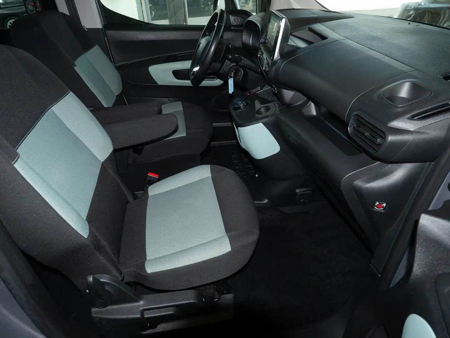 Citroen Berlingo Shine XL PureTech 130 S&S EAT8 HUD Grijs - 2