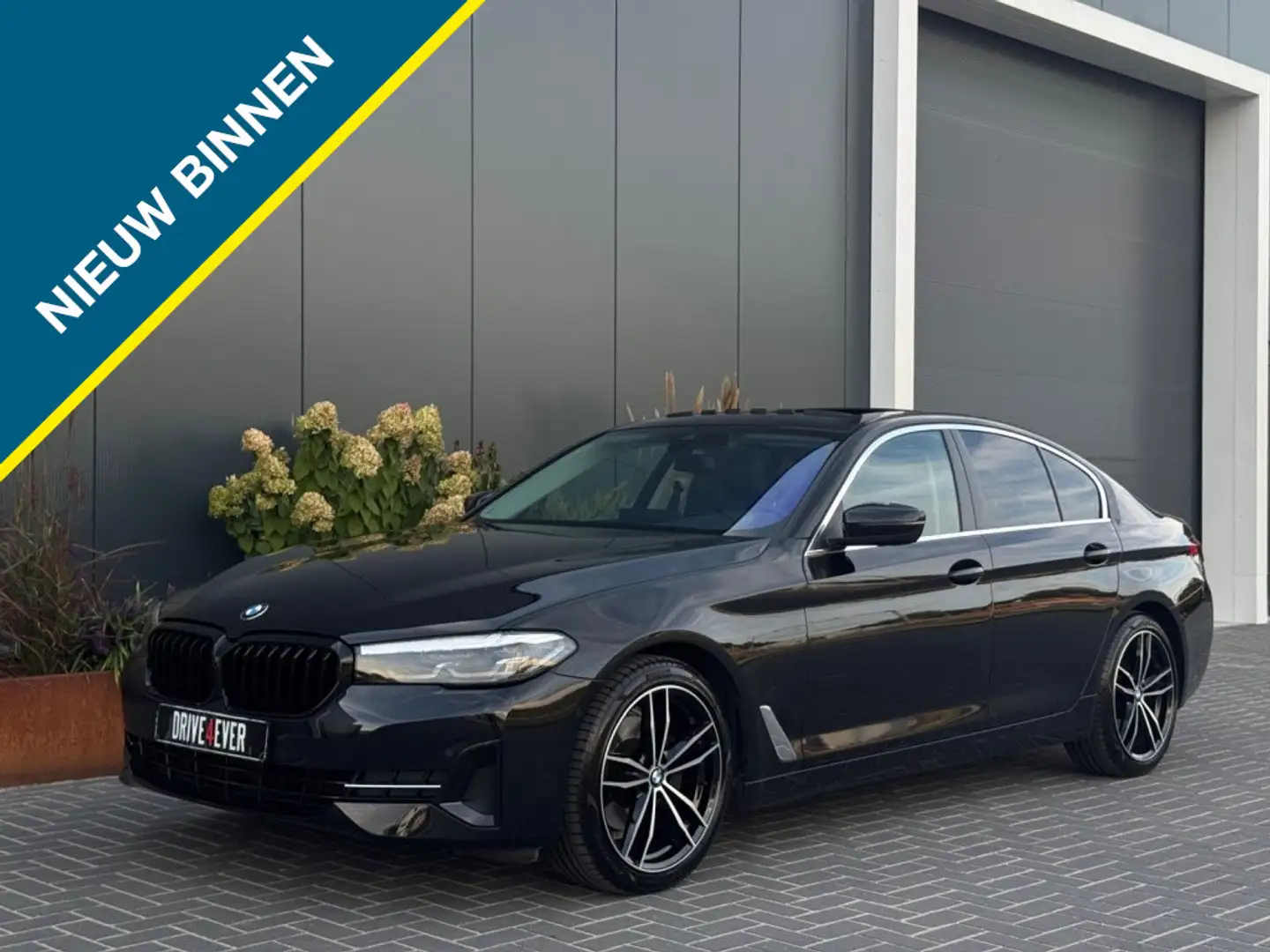 BMW 520 5-serie 520i High Exe m2021 FULL SCHUIFDAK NAVI CA Zwart - 1