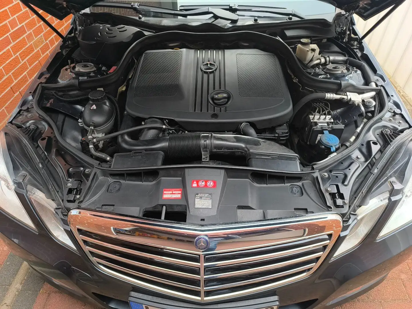 Mercedes-Benz E 220 CDI DPF BlueEFFICIENCY 7G-TRONIC Avantgarde Schwarz - 2